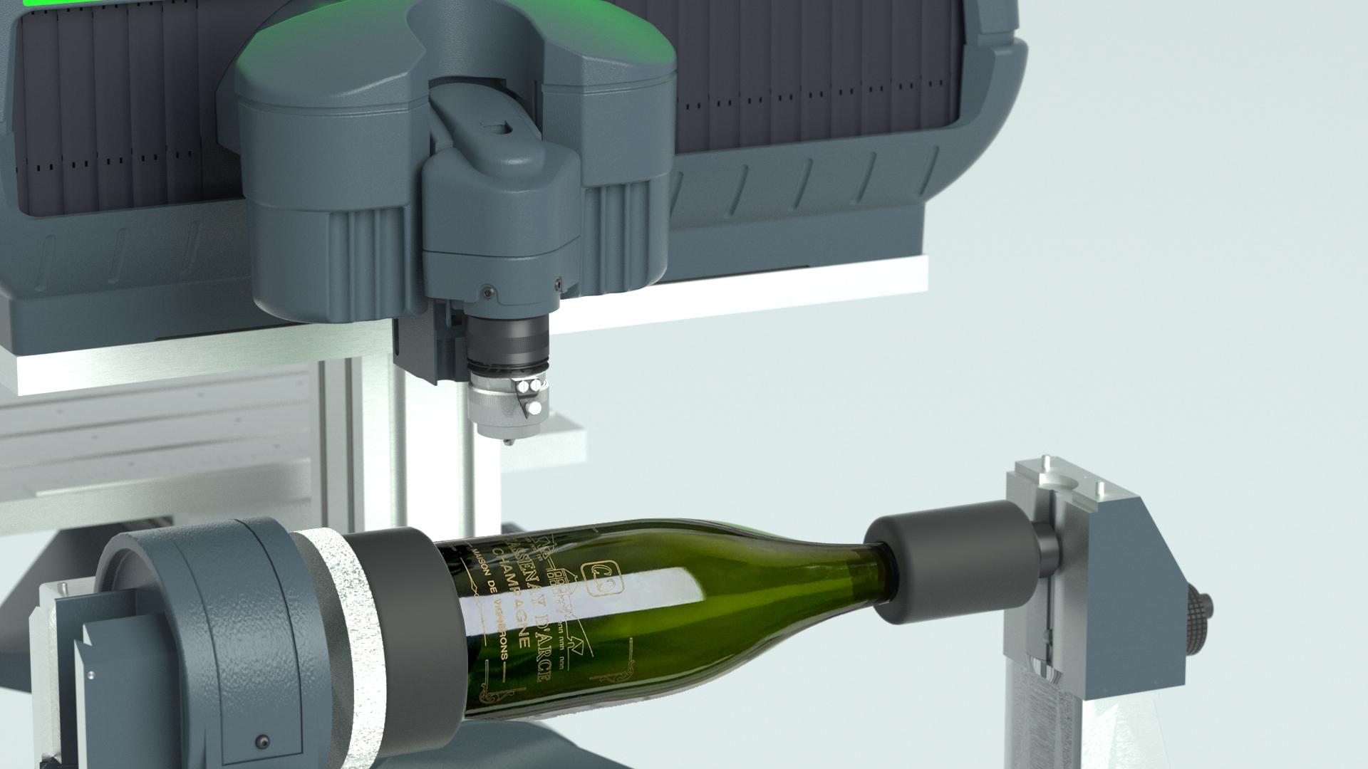 Gravur von Weinflaschen auf einer CNC-graviermaschine, die in eine Drehvorrichtung eingebaut ist