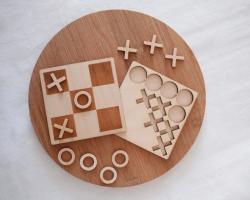 Laserschneiden von Holz zur Herstellung eines vollständigen Tic-Tac-Toe-Spiels aus Holz