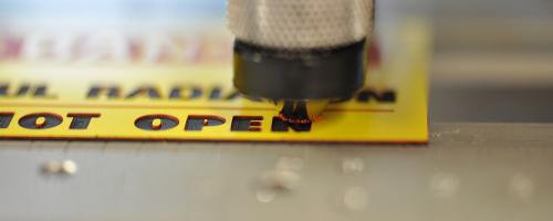Graviermaterial Gravoply™ 3C wird mit Sicherheitstext graviert