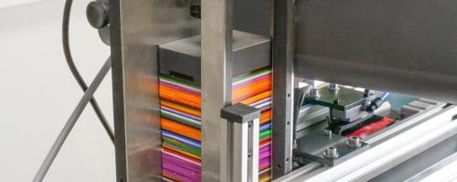 Automatischer Plattenanleger für die Chargenkennzeichnung