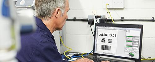 Ein Mann bedient die Gravotech Lasertrace-Steuerungssoftware