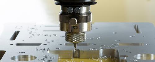Nahaufnahme einer Metallgravur auf Aluminium mit einer CNC-Graviermaschine der Serie ISx000