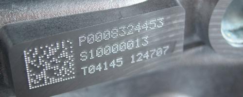 Nadelprägung eines Data-Matrix-Codes auf einem Motorbauteil aus Metall
