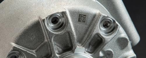 Ein Metallteil mit Datamatrix-Kennzeichnung