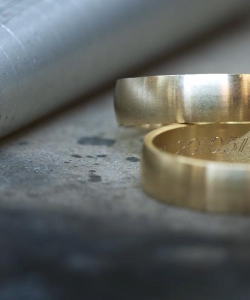 Hochzeitsdatum graviert auf Bündnissen mit einer Ringinnengraviermaschine
