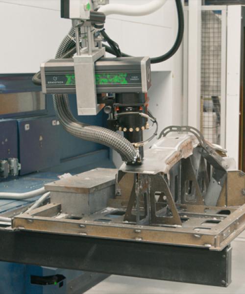 Fiber Laser und Mini-Inline System zur Gravur einer dauerhaften Kennzeichnung auf Aluminiumteilen für die Automobilindustrie