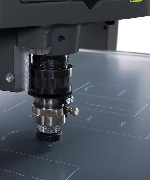 Gravur und Bearbeitung von Frontplatten