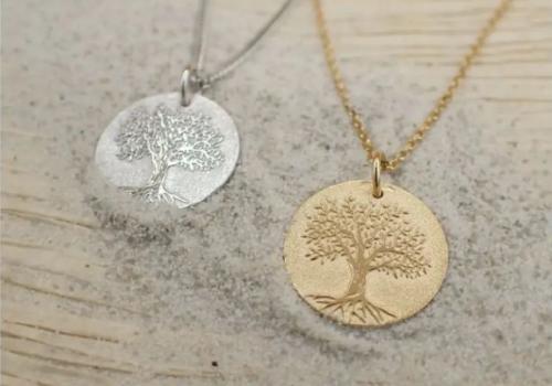 Gold und Silber Baum des Lebens graviert Medaillon Halsketten auf strukturiertem Hintergrund
