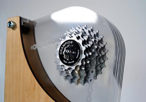 Mit CO2-Lasergravierer gefertigte Acryltrophäe mit Fahrradmotiven
