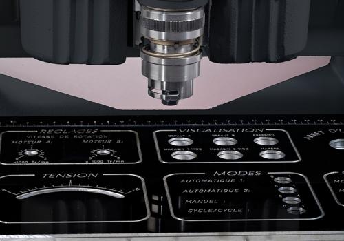 Frontplatte hergestellt mit einer Metallgraviermaschine