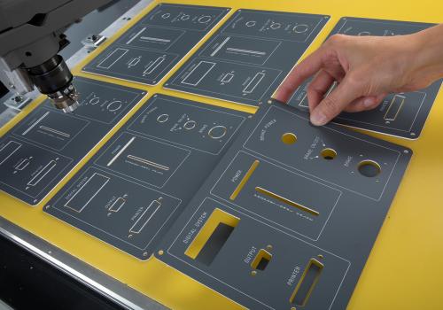 Frontplatte hergestellt mit großer CNC-Graviermaschine