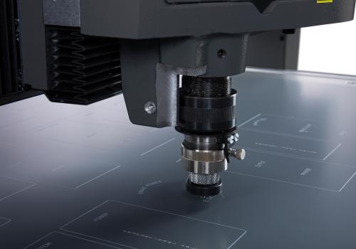 Gravur und Bearbeitung von Frontplatten