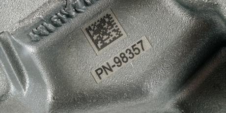 Laserbeschriften einer Teilenummer und eines Datamatrix-Codes auf einer rauen Gussoberfläche